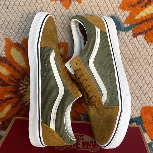 Vans Men’s Old Skool
Mini Cord Green/Brown
VN000ZNIT20A
Old Skool Corduroy Shoe - Picture 12 of 16